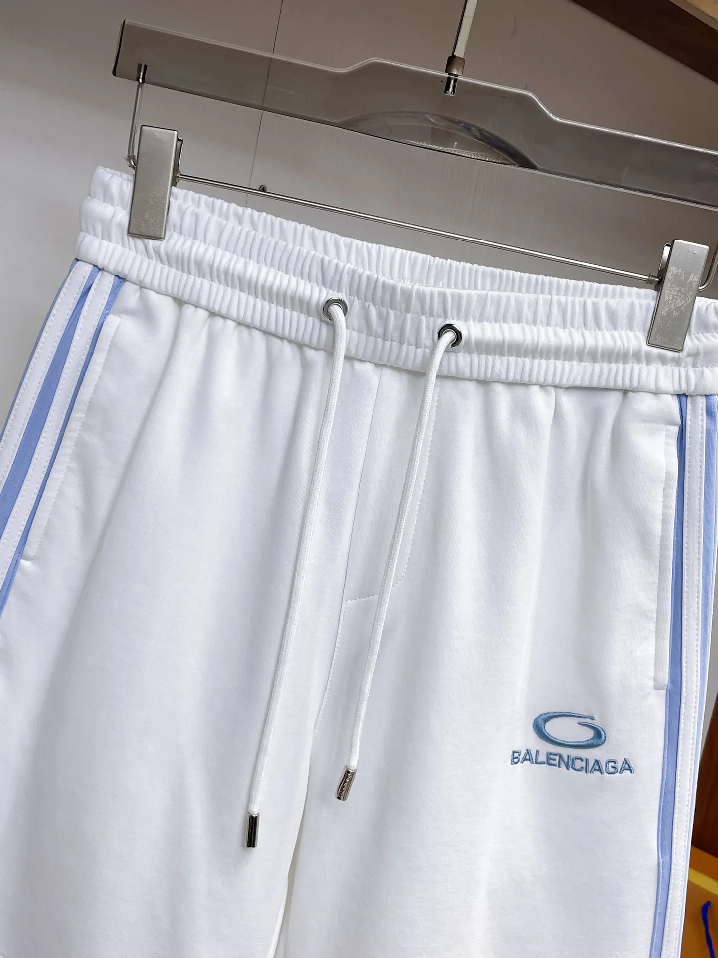 Balenciaga's three-standard complete 2026 summer New Arrival men's casual shorts, advanced custom-made Breathable fabric, Breathable fabric, extremely stretchy and comfortable, impeccable details, top-grade accessories, original logo design concept, delicate and soft feel! The upper body fit is awesome! Size: M-XXXL Please state your height and weight when ordering